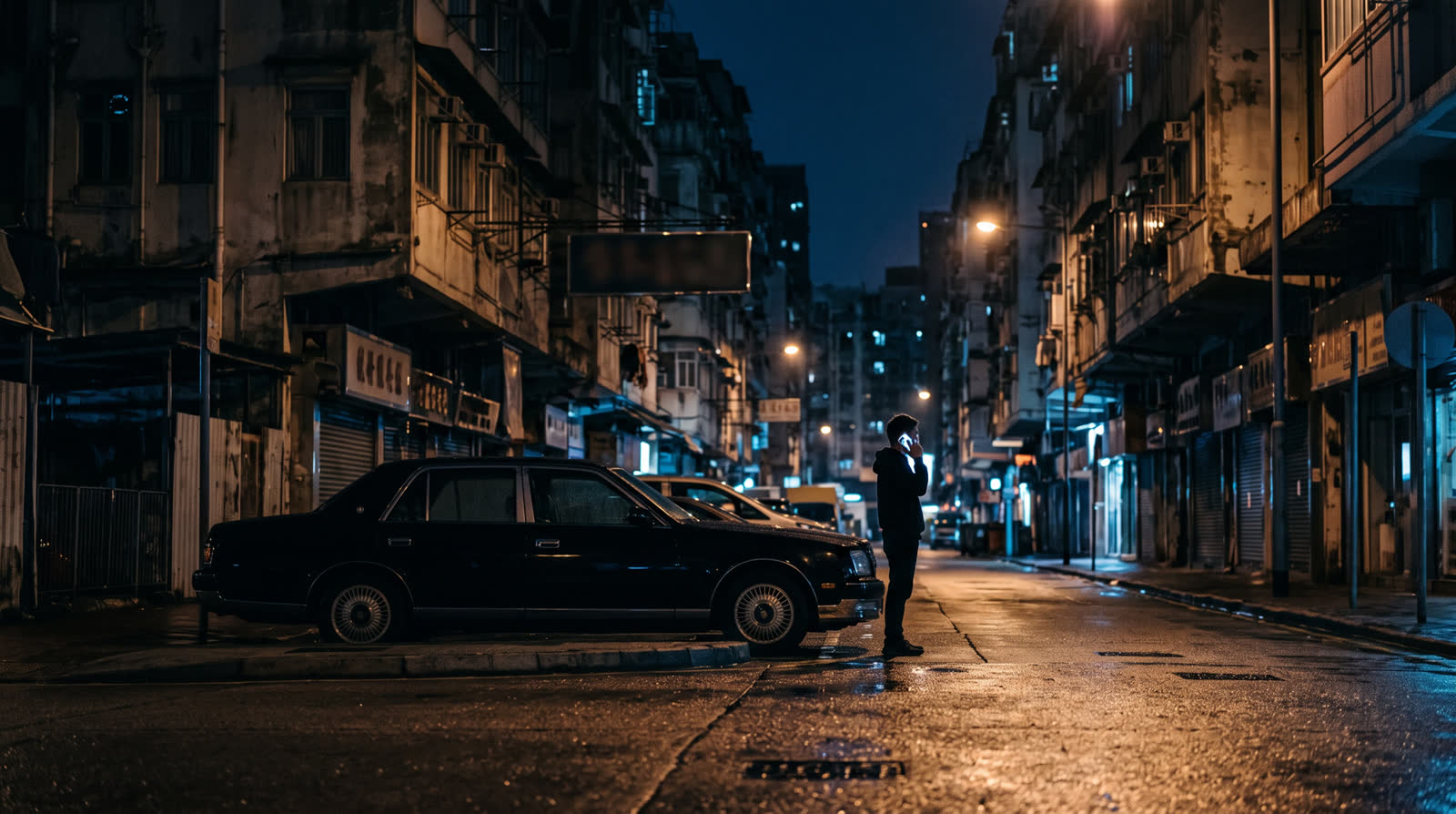 車主夜晚喺路邊拎住電話求救